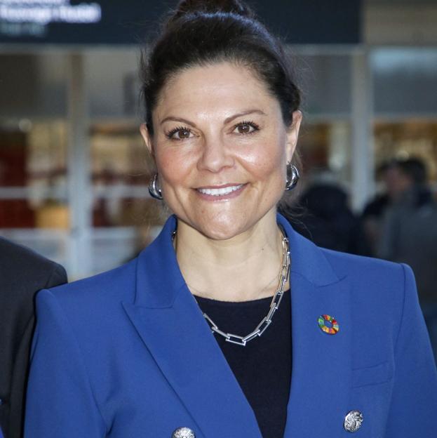 Victoria de Suecia tiene el look de Zara comodín: el traje favorecedor que todas deberían tener en el armario