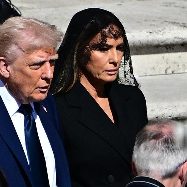 Melania Trump en el funeral del papa Francisco, muy elegante, con abrigo negro y mantilla de encaje
