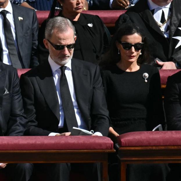 La reina Letizia renuncia al privilegio de la peineta de la reinas españolas, pero se deja puestas sus gafas de sol favoritas de Hugo Boss