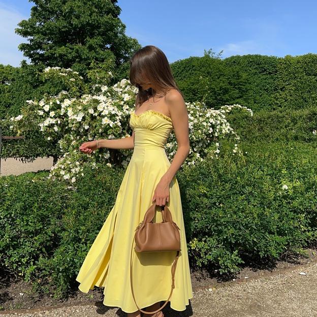 Los bolsos de mano que arrasan entre las invitadas más elegantes: ponibles y con tamaño perfecto