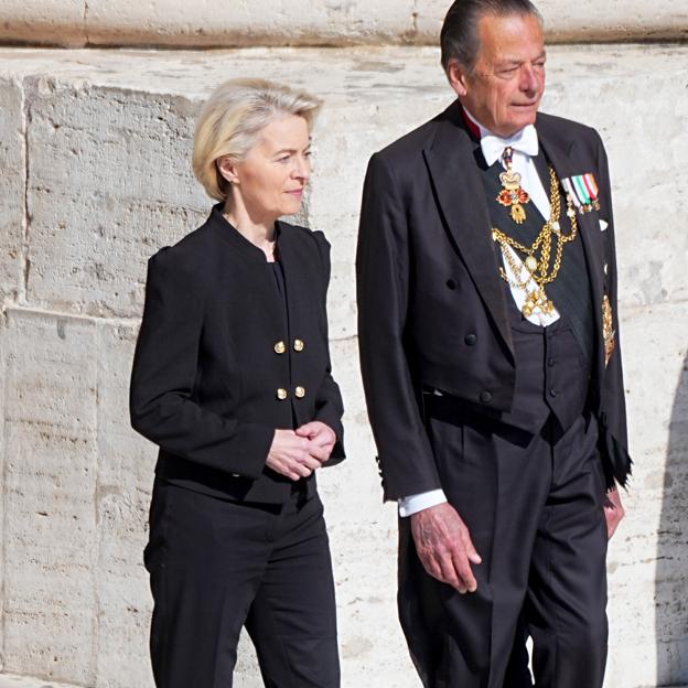 Estas son las dos únicas mujeres poderosas que se atrevieron a llevar pantalones al funeral del papa Francisco