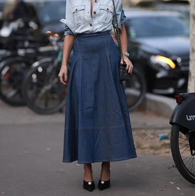 Cambia los jeans por estas faldas vaqueras que serán tu comodín de diario en primavera