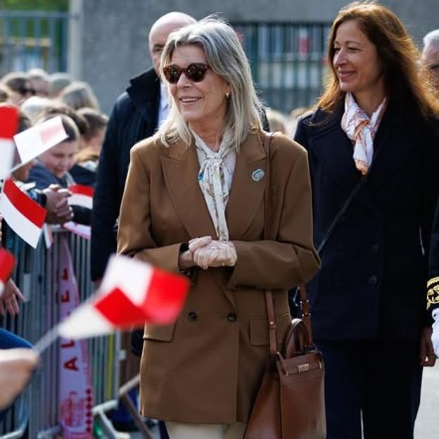 Carolina de Mónaco derrocha estilo con las bailarinas de ante más cómodas y bonitas de la temporada