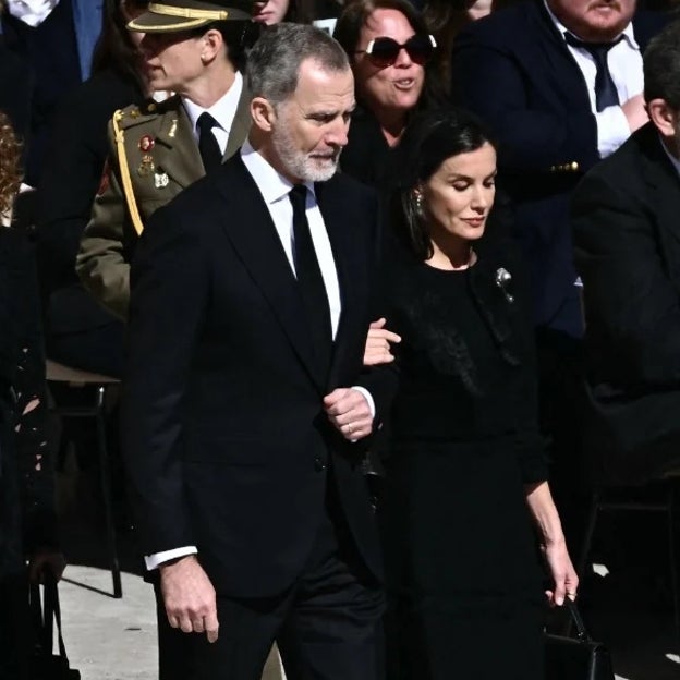 El traje perfecto de Felipe VI en el funeral del papa Francisco que ha fascinado al nieto de Kennedy