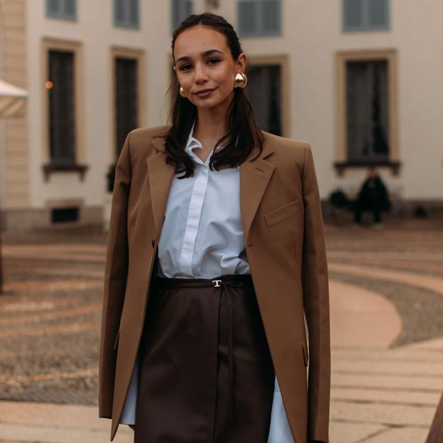 Los pendientes dorados más elegantes para elevar tus looks básicos como las expertas en moda