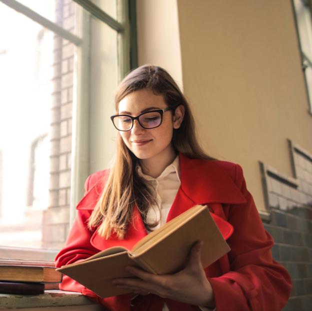 Los libros del mes de mayo: actores que escriben novelas, dramas familiares e historias sobre el compromiso en la generación Tinder