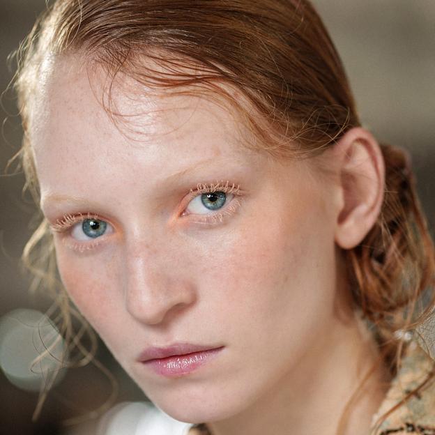 Zara lanza el lápiz perfecto para hacerte unas pecas en el rostro en segundos