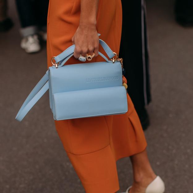 Soy editora de moda y estoy obsesionada con estos bolsos para llevar ahora que empieza el buen tiempo