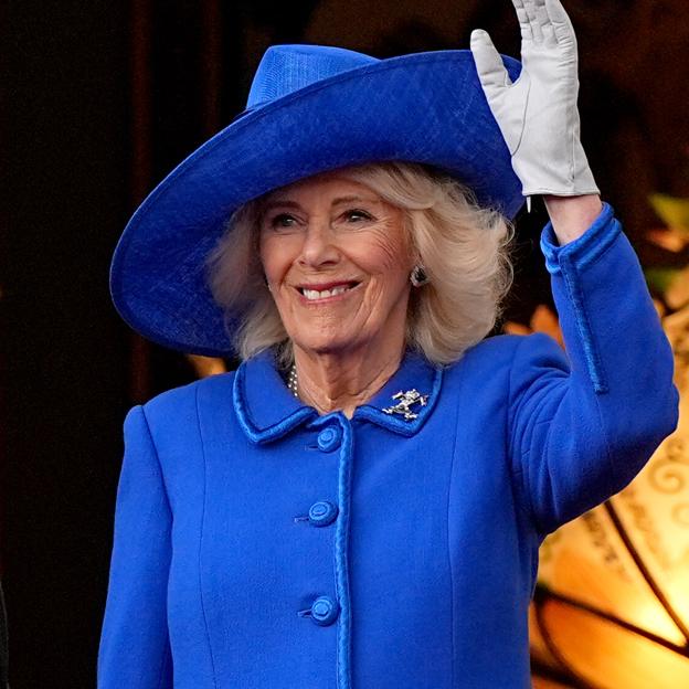 La reina Camilla se disfraza de Isabel II: total look azul eléctrico y complementos llamativos en el 80 aniversario del Día de la Victoria
