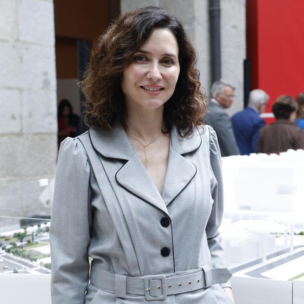 Isabel Díaz Ayuso saca de su armario el mono que todas van a querer tener esta primavera: made in Spain y efecto tipazo