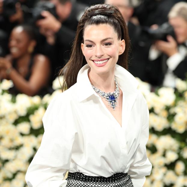 Anne Hathaway confirma el poder de la camisa blanca en la Gala MET 2025 con un look de Carolina Herrera con significado muy especial