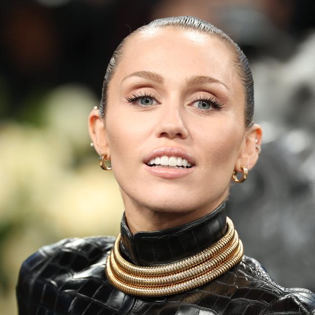 Miley Cyrus with Makebelline New York makeup in the Met Gala.