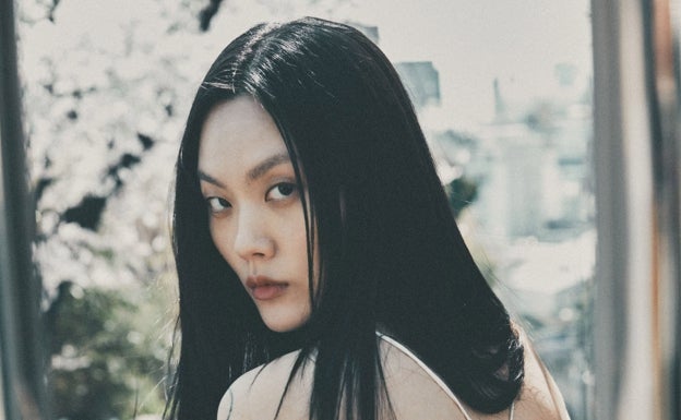 Las novedades de Sfera de la semana nos llevan a Seúl con vestidos estampados y trajes monocolor