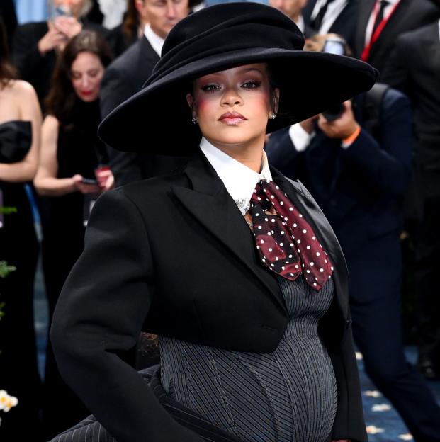 Rihanna reaparece embarazada en la Gala MET 2025: el look de sastrería más original y un impresionante sombrero de Marc Jacobs