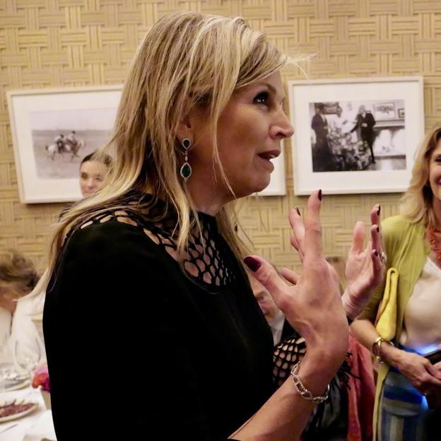 Máxima de Holanda visita por sorpresa la Feria de Abril: jersey con guiño flamenco y unos pendientes espectaculares