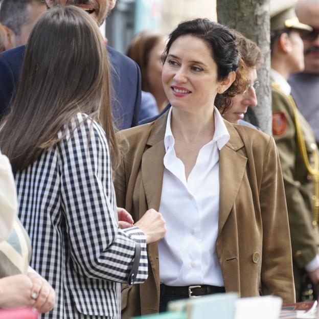 Isabel Díaz Ayuso sorprende con un look con zapatos masculinos y la gabardina de ante ideal para el entretiempo