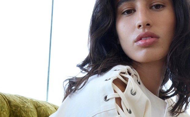 Las novedades de Parfois de la semana: camisas blancas, vestidos estampados, faldas midi y sandalias cómodas