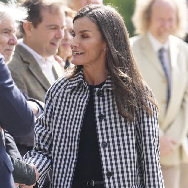 La reina Letizia estrena los zapatos favoritos de las francesas en la Feria de Libros: su look de primavera con la chaqueta de entretiempo más original