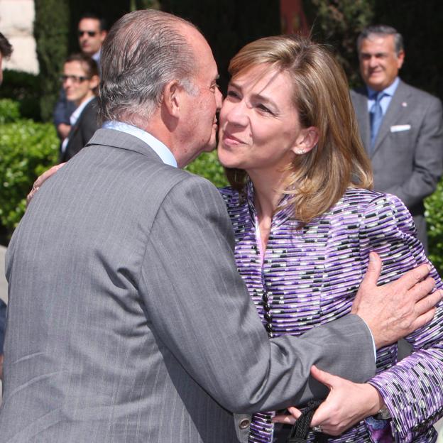 Cómo es la relación del rey Juan Carlos con sus hijas Elena y Cristina y cuál de las dos infantas es su favorita