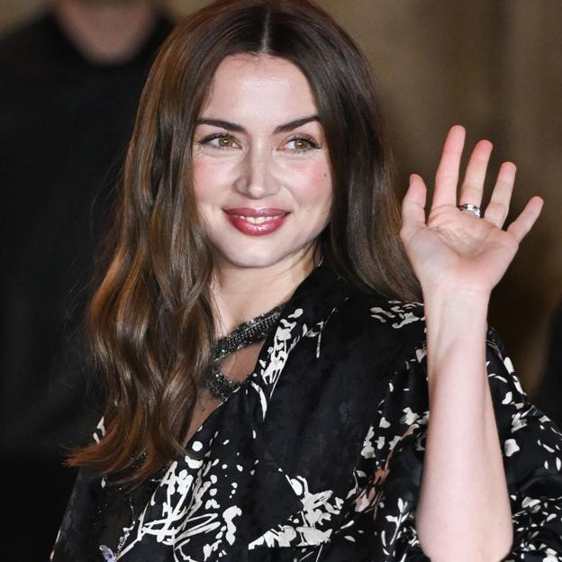 Ana de Armas tiene las zapatillas perfectas para primavera y verano: fresquitas y cómodas