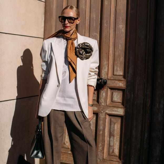 Americanas con espaldas bonitas: ficha la blazer más original de la primavera