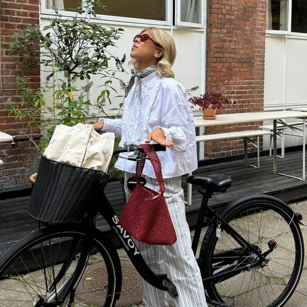 Blusas con bordado suizo que arreglan cualquier look improvisado