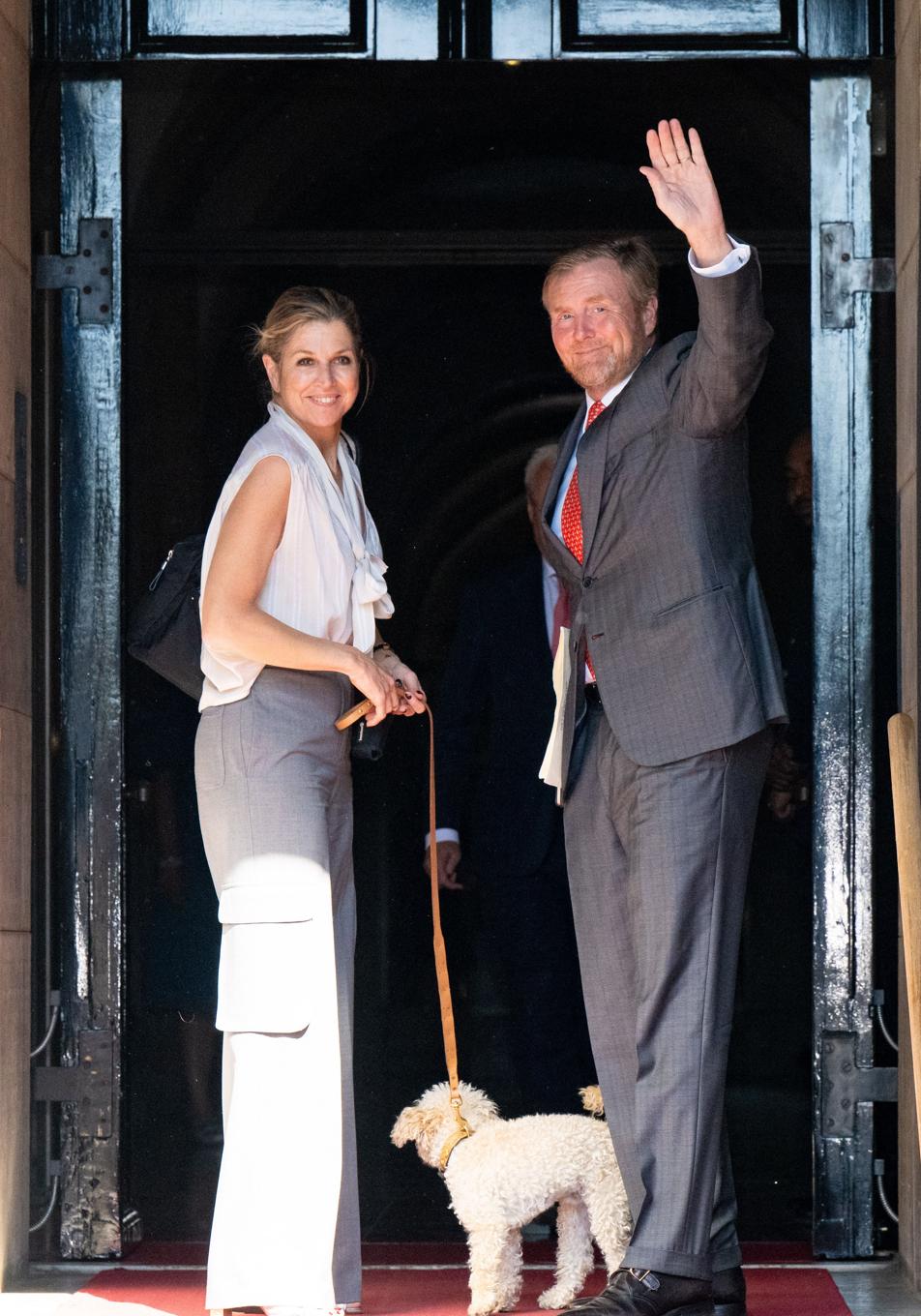 Máxima de Holanda arrasa con los pantalones cargo que rejuvenecen a los 50 años