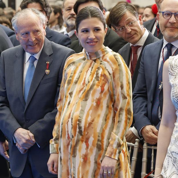 Teresa Urquijo sorprende con su look premamá en las Medallas de San Isidro: vestido boho multicolor y slingback de 800 euros
