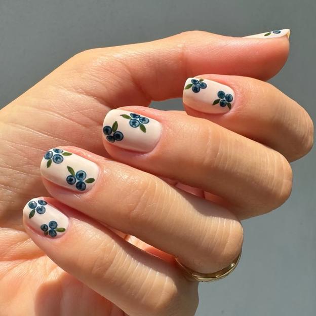 Solo necesitarás una horquilla para hacer esta manicura floral en minutos