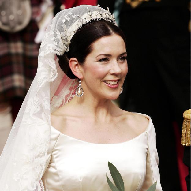 El criticado vestido de novia de Mary de Dinamarca que copió a la infanta Cristina sin éxito: simplón, recargado y nada favoreceder