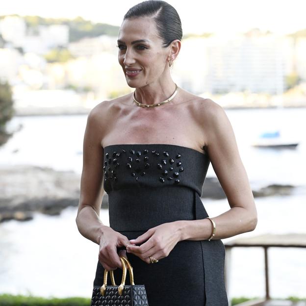 Este verano necesitas un bolso con asa de bambú, el modelo favorito de las mujeres más elegantes