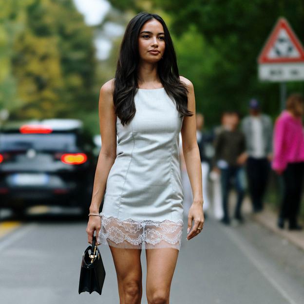 Vestidos satinados minimalistas para vestir bien cuando no sepas qué ponerte