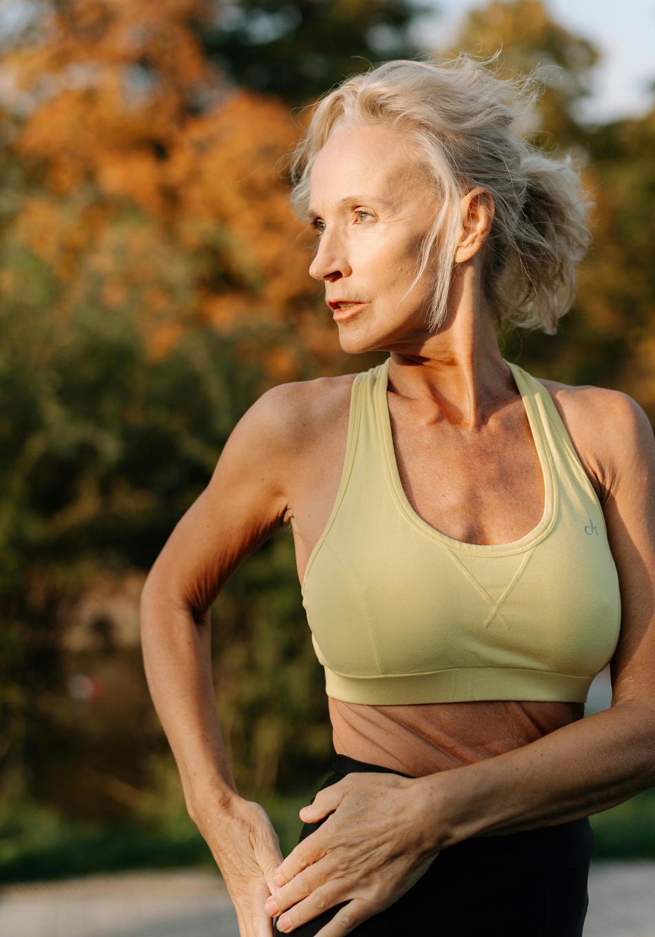 Press de talón, el ejercicio fácil para tener las piernas más bonitas a los 50 sin salir de casa