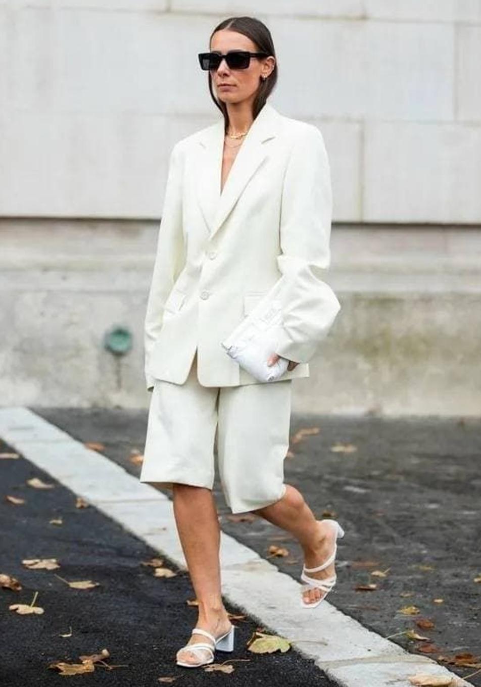 Trajes con bermudas, el look elegante para llevar esta temporada a partir de los 50 años