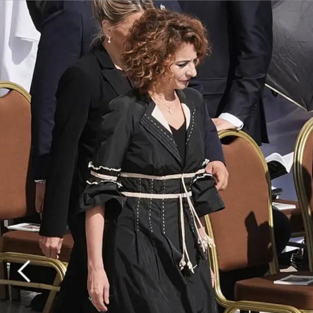 María Jesús Montero reinterpreta el protocolo con un vestido negro muy original en la misa de inicio del pontificado del Papa León XIV