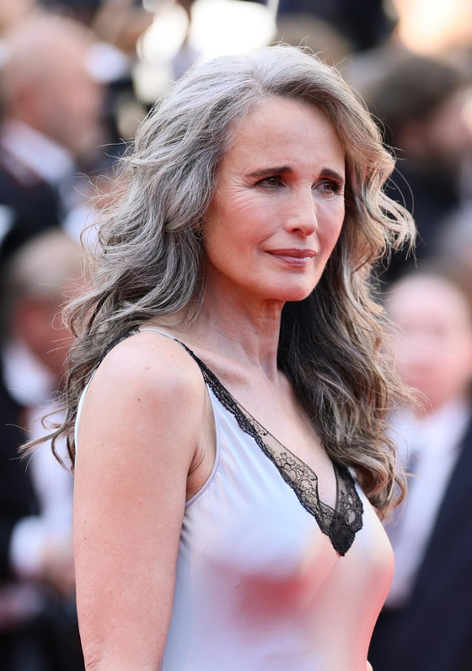 La laca que usan las mujeres de 60 en Cannes cuesta 5 euros y fija el peinado todo el día