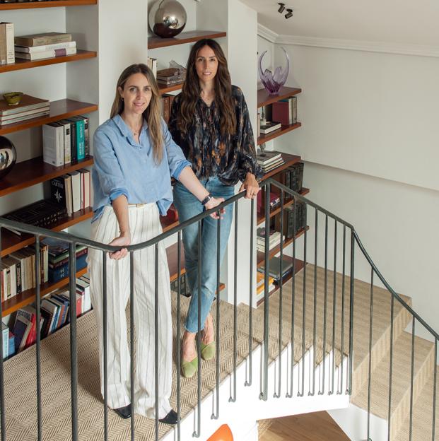 La impresionante reforma de un dúplex familiar en Madrid: mucha luz, muebles con historia y una escalera