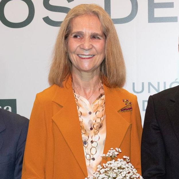 El especial look de la infanta Elena con el truco de estilo que le ha copiado a la reina Sofía y un bolso de lujo silencioso