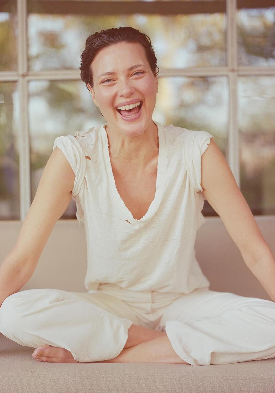 La postura de la pirámide de yoga con silla, bloques o estándar: tres formas de hacerla a los 50