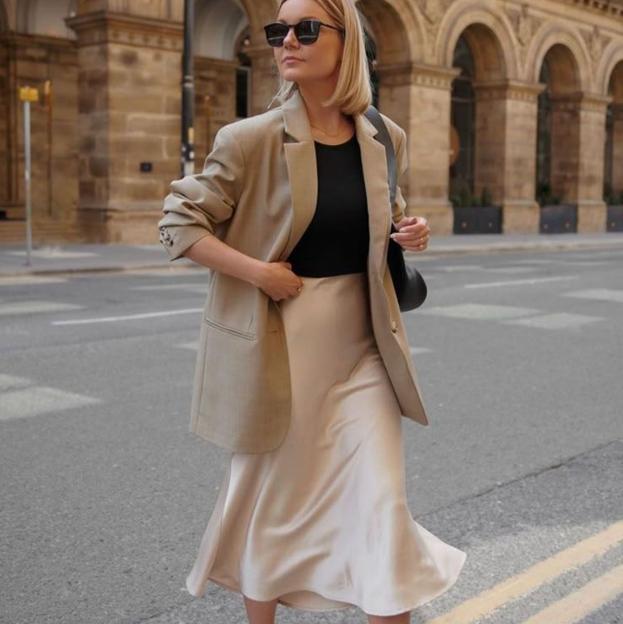 Estas faldas de satén son el truco de las más elegantes para llevar looks minimalistas noventeros