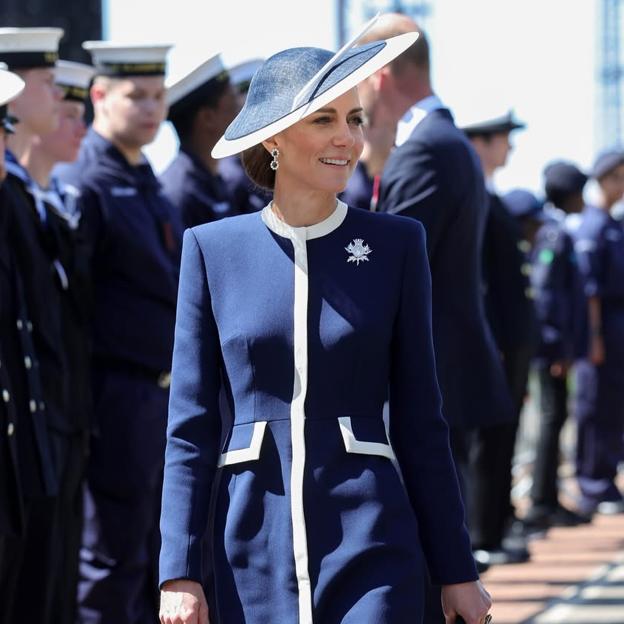 El espectacular look de Kate Middleton con un vestido azul marino de inspiración náutica y pendientes de Lady Di