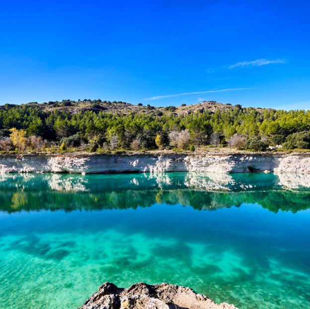 Este es el parque natural más bonito de España: aguas cristalinas, castillos y una cueva que inspiró a Cervantes