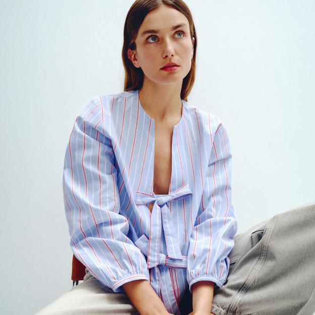 Así son, y así se llevan esta temporada, las camisas y blusas de rayas