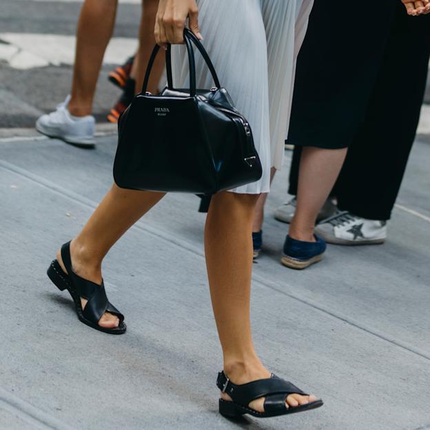 Las sandalias planas más originales para elevar tus looks de verano