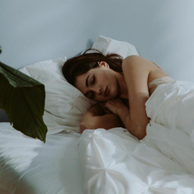 Dormir mucho puede ser igual de malo que dormir poco, según la ciencia