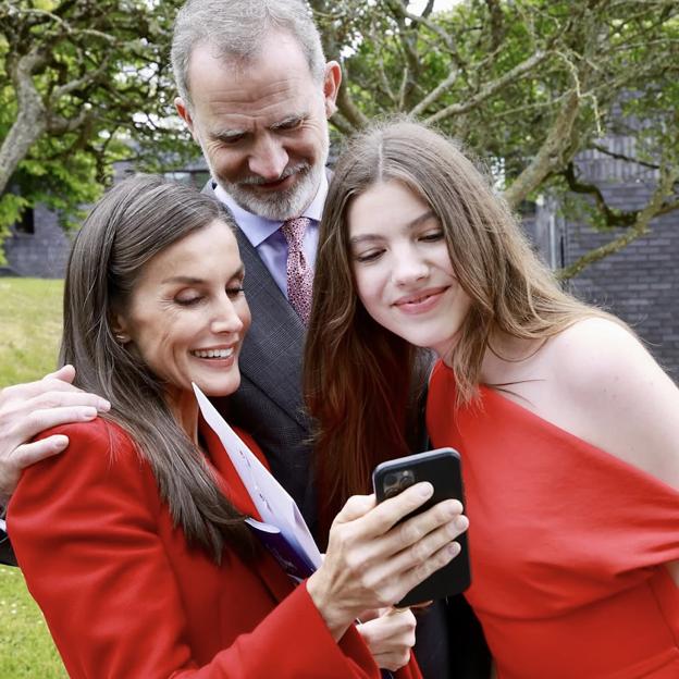 Sorpresas y sonrisas en la graduación de la infanta Sofía: la clave del traje de Letizia y la alegría por la vídeo carta de Leonor