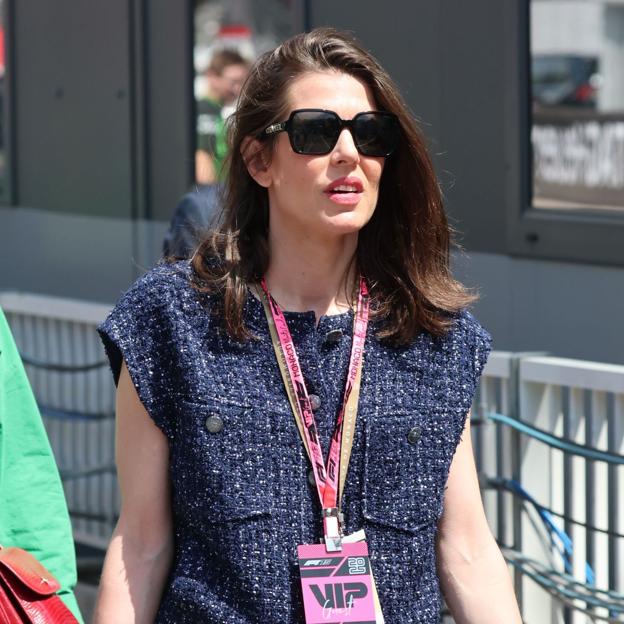 Carlota Casiraghi arrasa en la Fórmula 1 de Mónaco con una compañía especial: su look con los zapatos favoritos de su madre