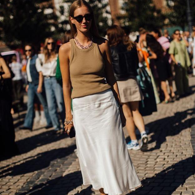 La falda recta de lino es el básico del verano según las mejor vestidas