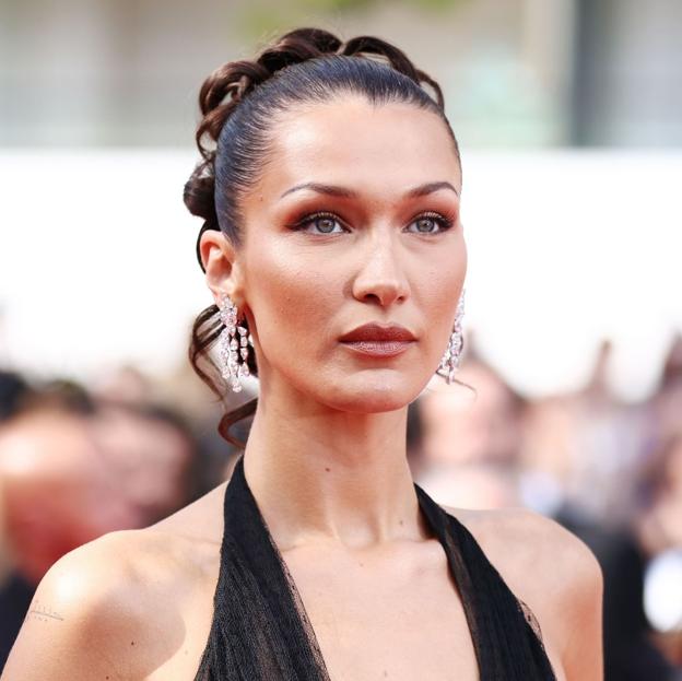 Si tengo el pelo rizado, cómo me peino para una boda: los peinados y recogidos que recomiendan los expertos