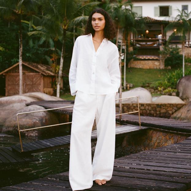 El pantalón blanco es el básico imbatible que tienes que tener este verano